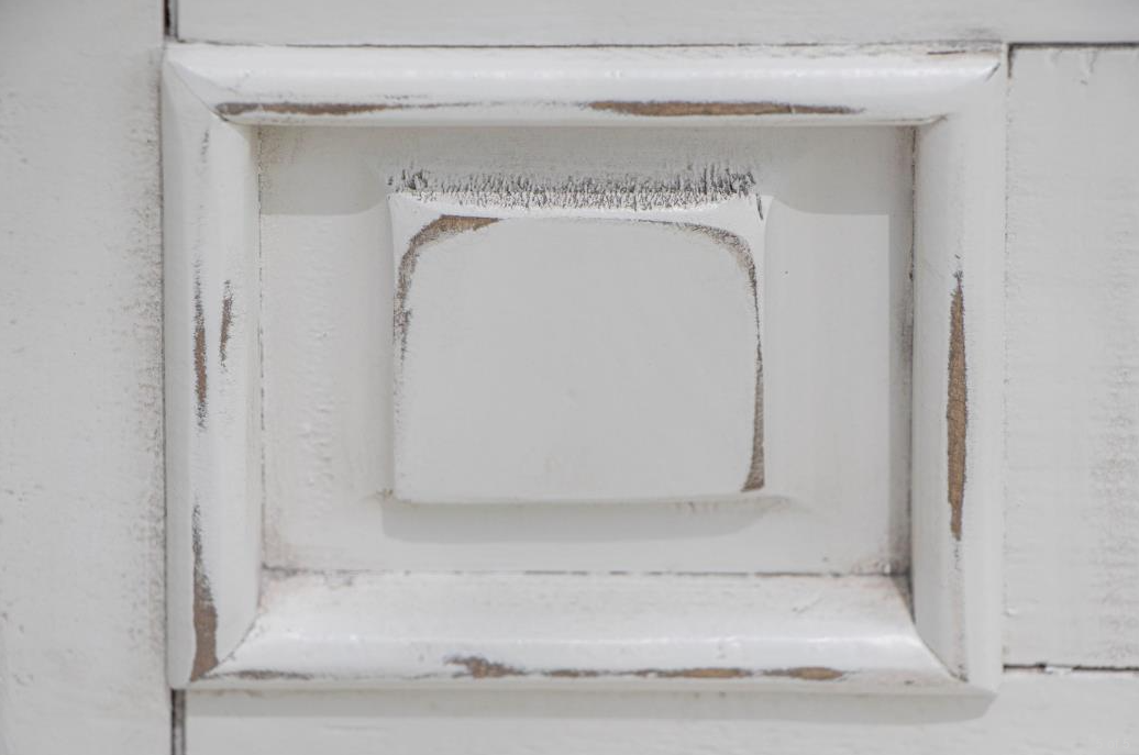 Terra White Gentleman's Chest